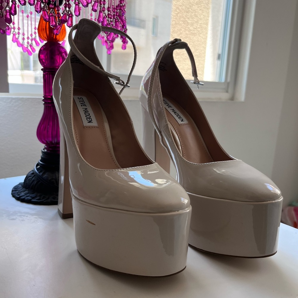 New and Never worn Steve Skyrise Platform in Bone